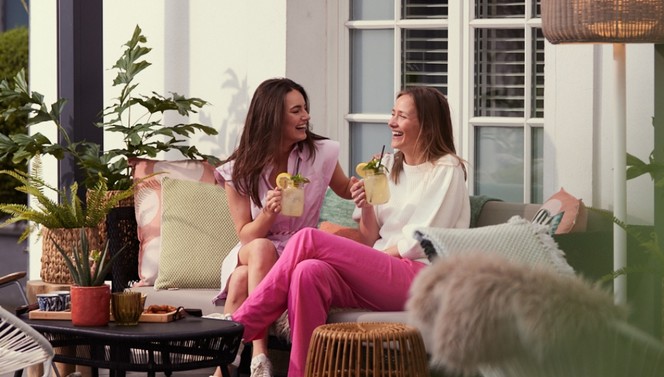Vriendinnen lunchen in het voorjaar